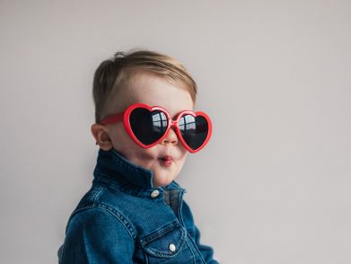 Webdesign Köln Kind Sonnenbrille Kussmund